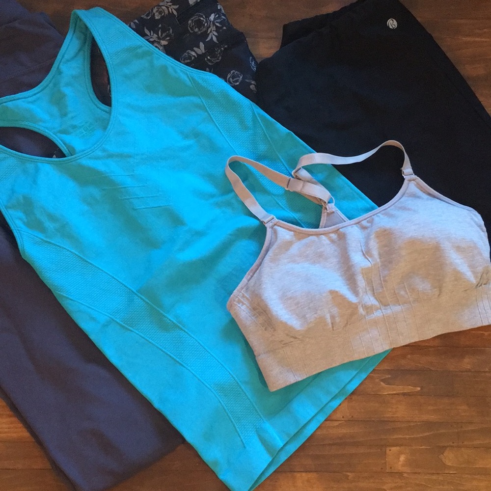 Bundle of workout clothes - Picture 2 of 8